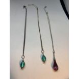 THREE MARKED SILVER NECKLACES WITH PENDANTS TO INCLUDE A PINK GLEASS DROP AND GREEN GLASS BEADS