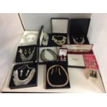 TWELVE BOXED ITEMS OF COSTUME JEWELLERY TO INCLUDE NECKLACE AND EARRING SETS AND INDIVIDUAL