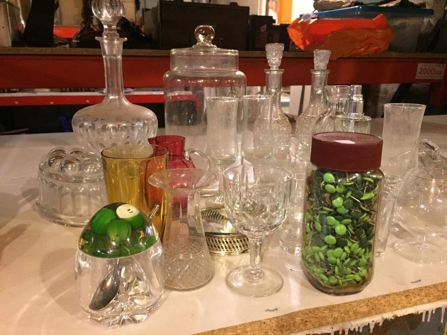 A QUANTITY OF GLASSWARE TO INCLUDE A CRANBERRY JUG, DECANTERS, SCENT BOTTLES, GLASSES, ETC - Bild 2 aus 2