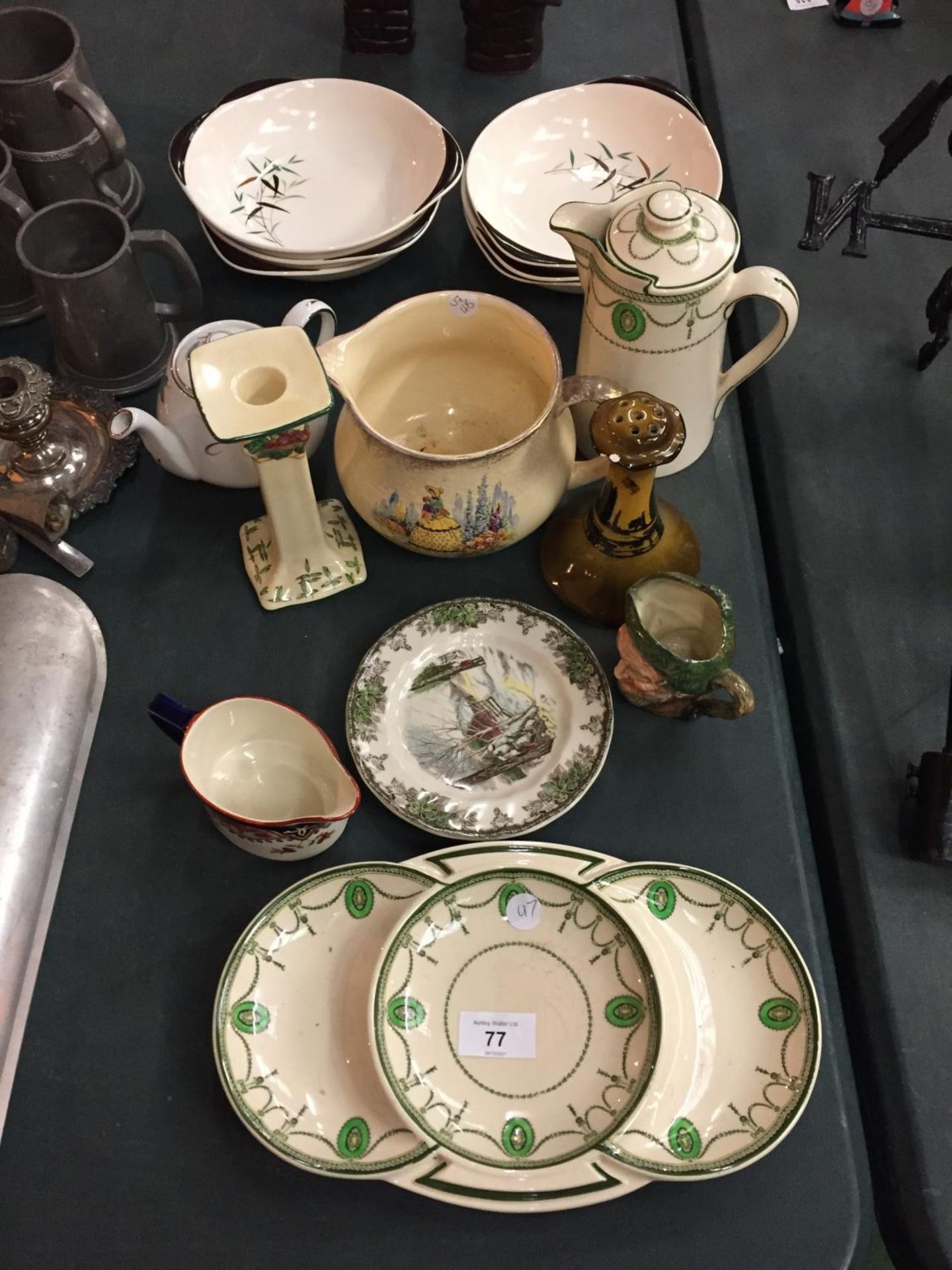 A QUANTITY OF POTTERY ITEMS TO INCLUDE A ROYAL DOULTON, J & G MEAKIN, JUGS, BOWLS, ETC