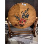 A MID 20TH CENTURY FIRE SCREEN TABLE WITH A FLORAL PAINTED TOP