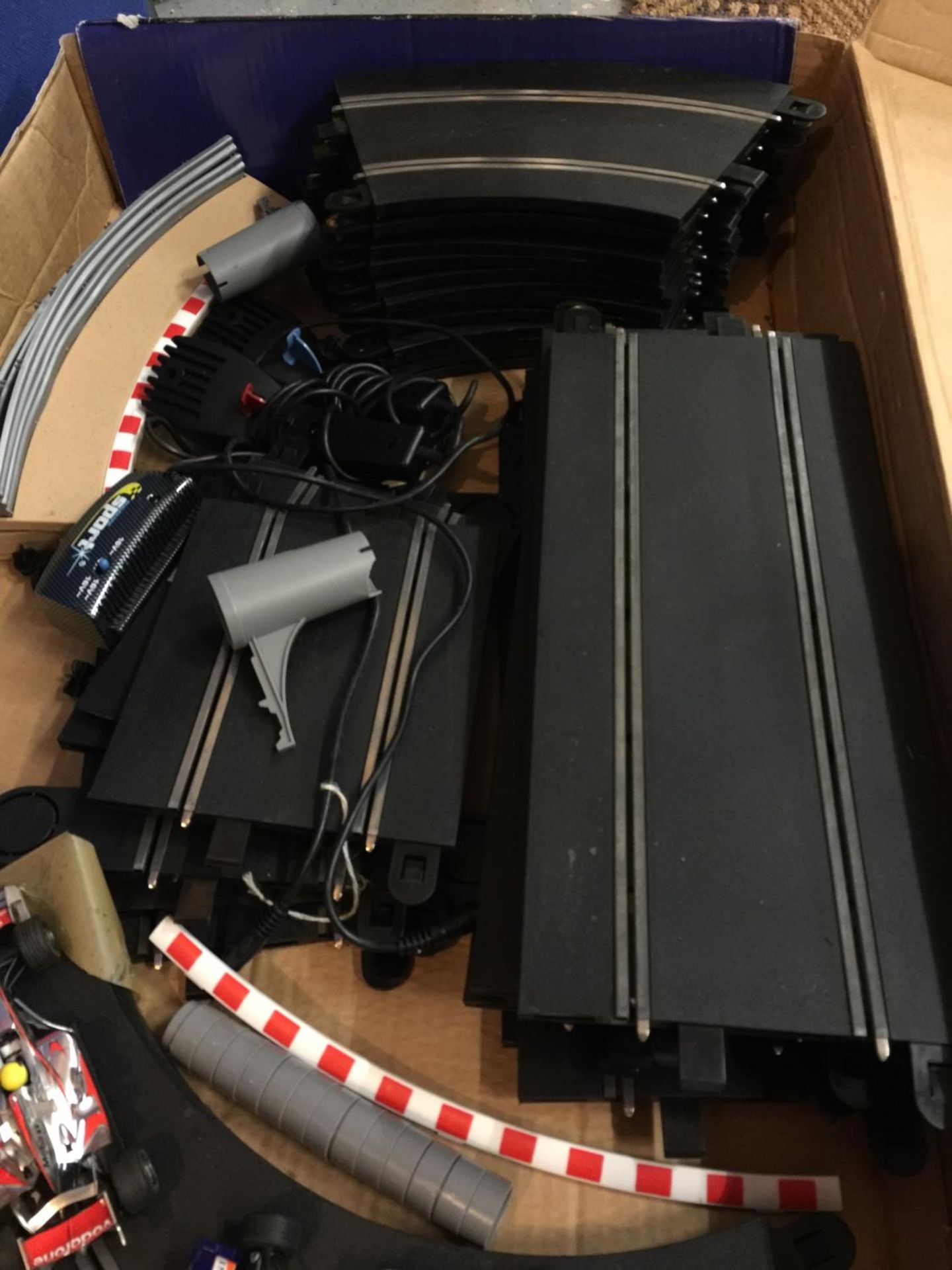A F1 SCALEXTRIC SET INCLUDING TRACK, KERBING BARRIERS, CONTROLLERS ETC. BOTH CARS ARE A/F FOR SPARES - Image 4 of 5
