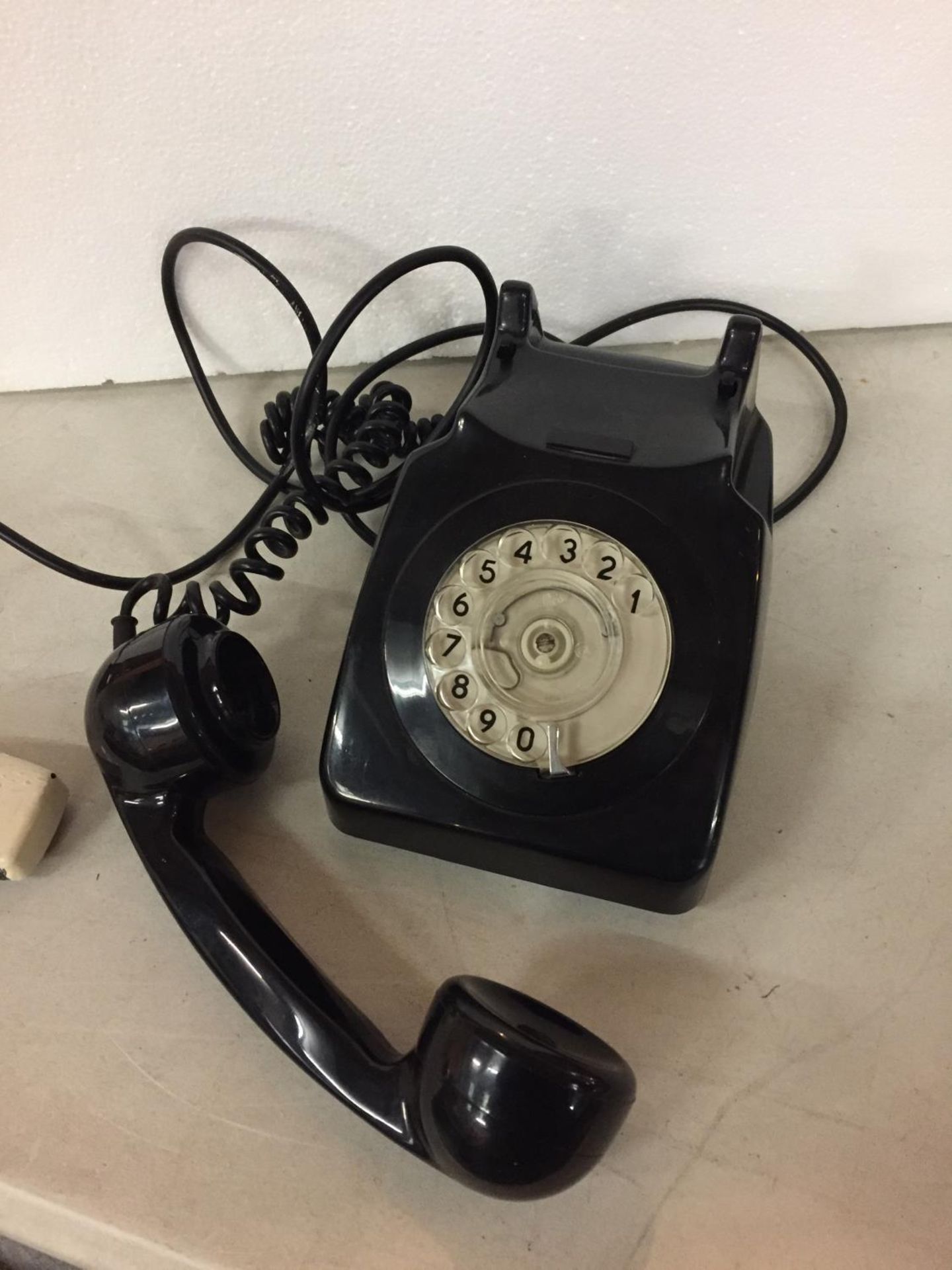 A BLACK VINTAGE DIAL TELEPHONE - Image 3 of 3