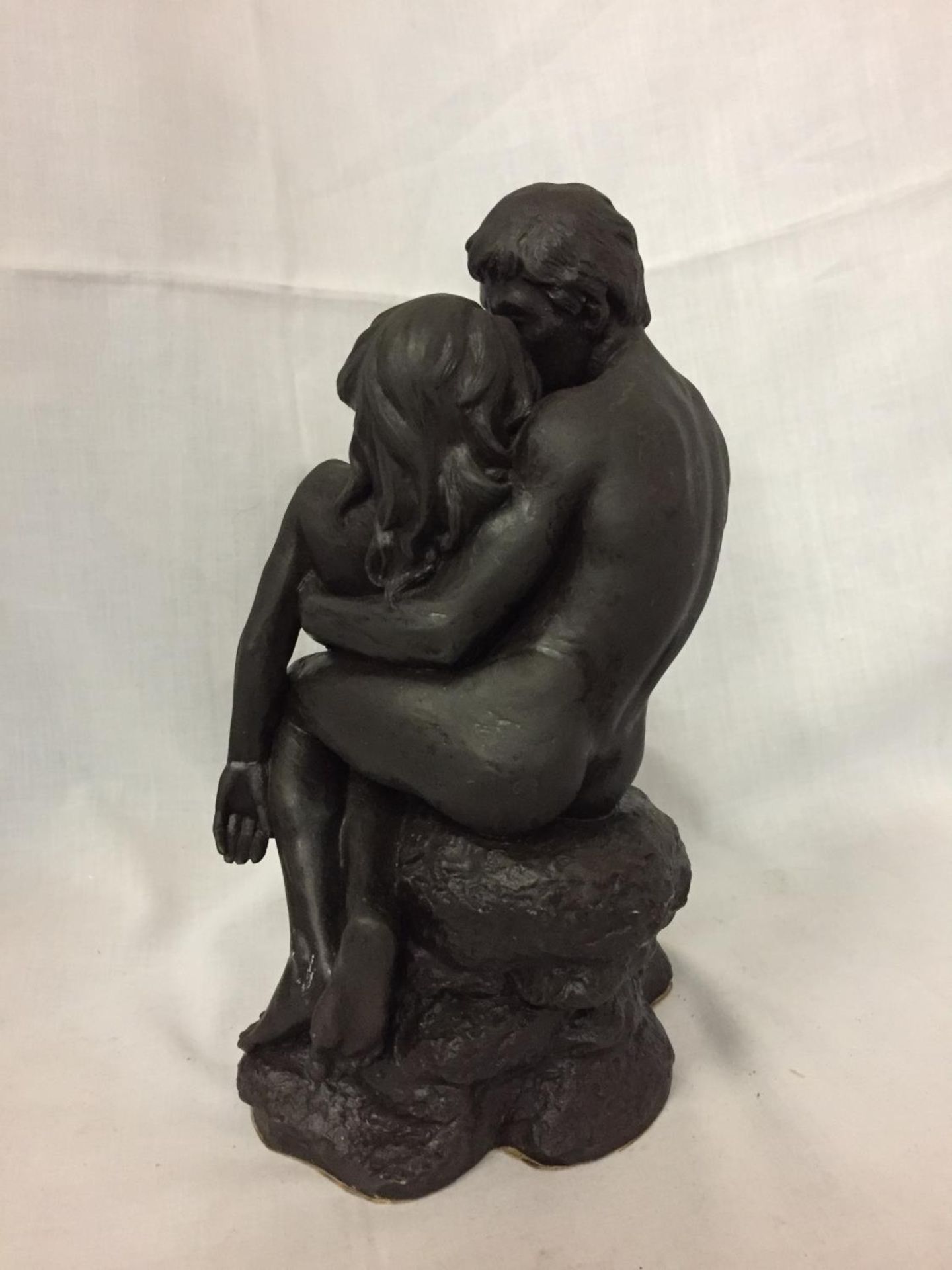 A HEREDITIES SCULPTURE ENTITLED 'LOVERS' HEIGHT 25CM - Image 3 of 4
