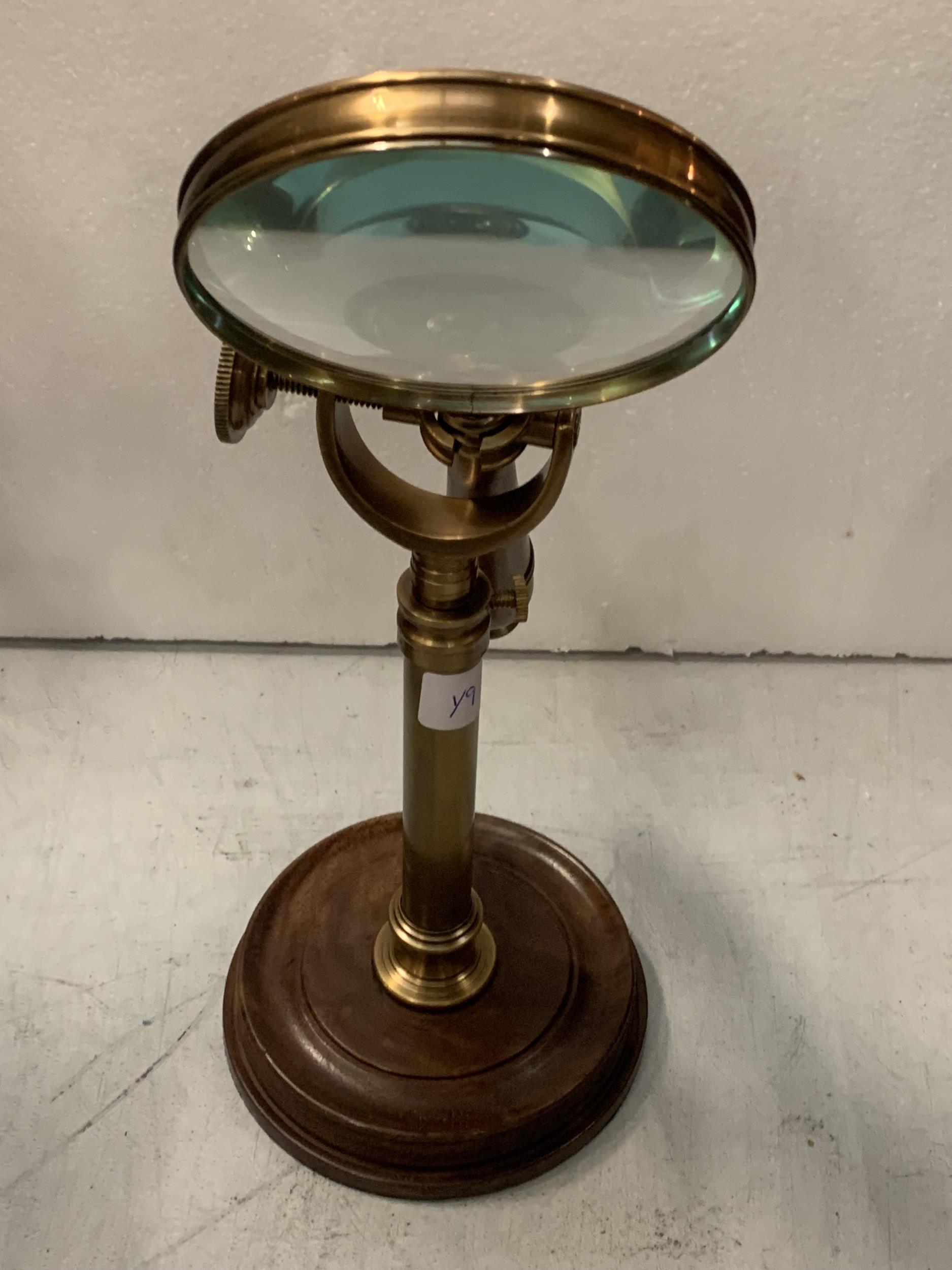 A BRASS AND WOODEN MAGNIFYING GLASS ON A STAND - Image 3 of 4