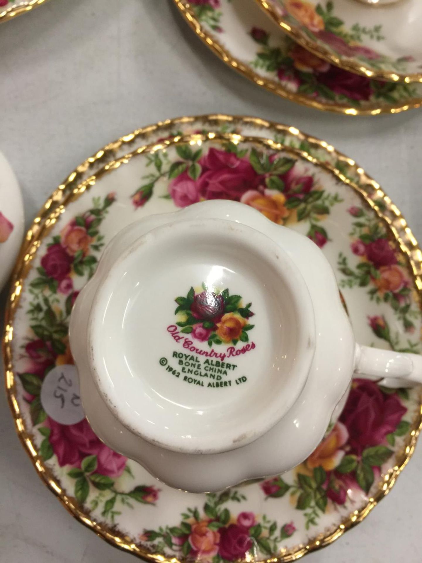 A QUANTITY OF FIRST QUALITY ROYAL ALBERT 'OLD COUNTRY ROSES', TO INCLUDE SIX TRIOS, TWO CALENDAR - Image 5 of 5