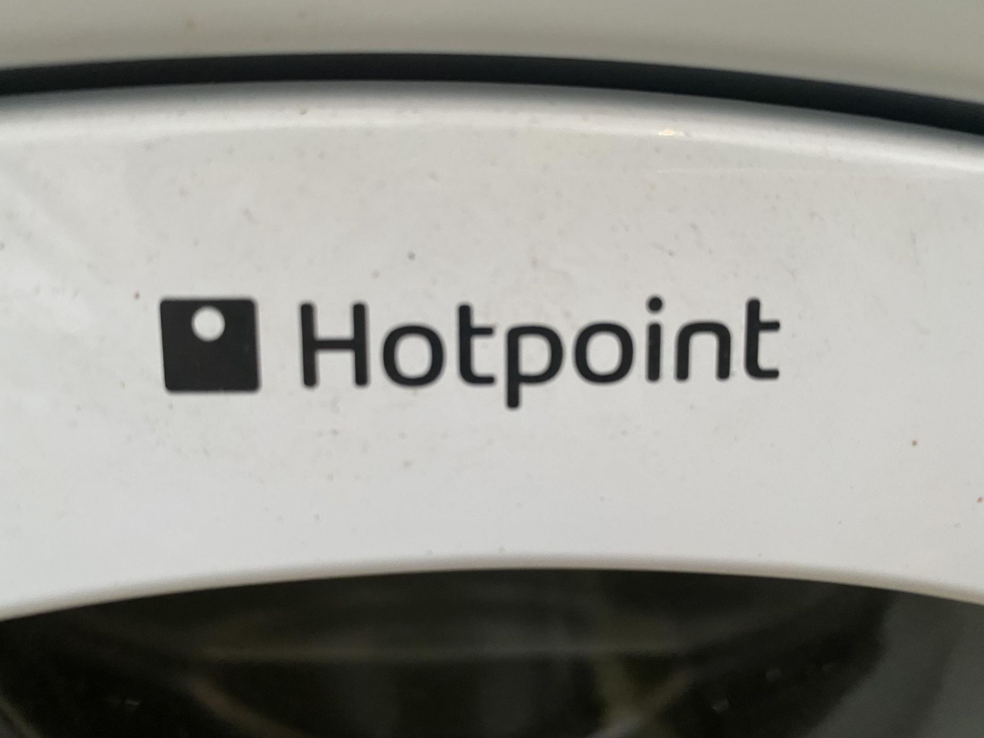 A WHITE HOTPOINT WASHING MACHINE - Image 2 of 3