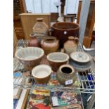 AN ASSORTMENT OF STONEWARE AND STUDIO POTTERY ITEMS TO INCLUDE A STONE WARE VESSEL MARKED 'WILLIAM