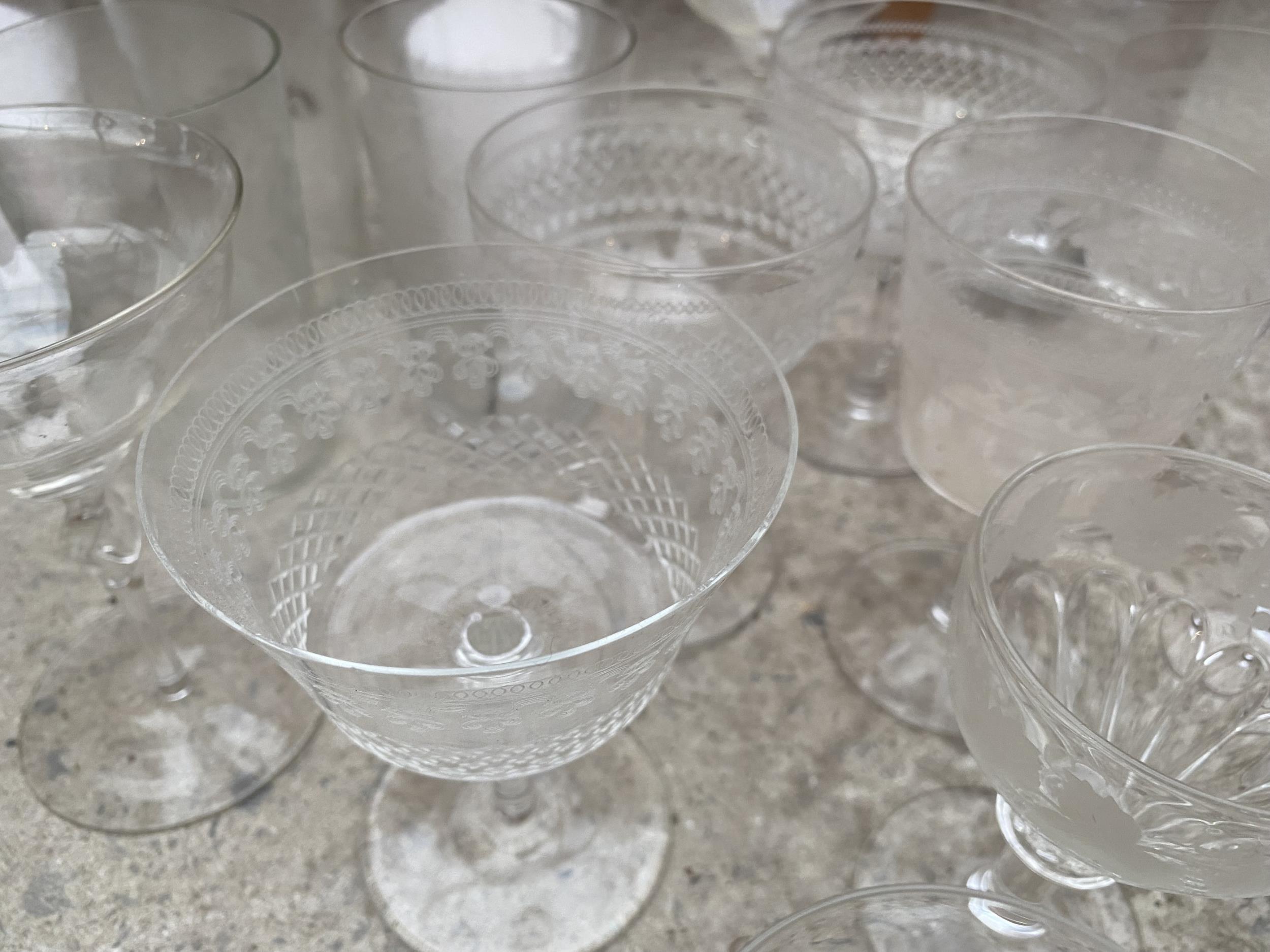 AN ASSORTMENT OF GLASS WARE TO INCLUDE SHERRY GLASSES, TUMBLERS AND WINE GLASSES ETC - Bild 5 aus 6