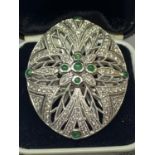 AN 18 CARAT WHITE GOLD DIAMOND AND EMERALD COCKTAIL RING GROSS WEIGHT 13.2 GRAMS SIZE O/P