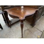 AN EDWARDIAN MAHOGANY TWO TIER CENTRE TABLE WITH SERPENTINE RIM AND CARVED CABRIOLE LEGS, 30.5"