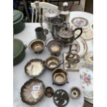 AN ASSORTMENT OF SILVER PLATE ITEMS TO INCLUDE A TEAPOT, TRINKET DISHES, MILK JUG AND SUGAR BOWL ETC