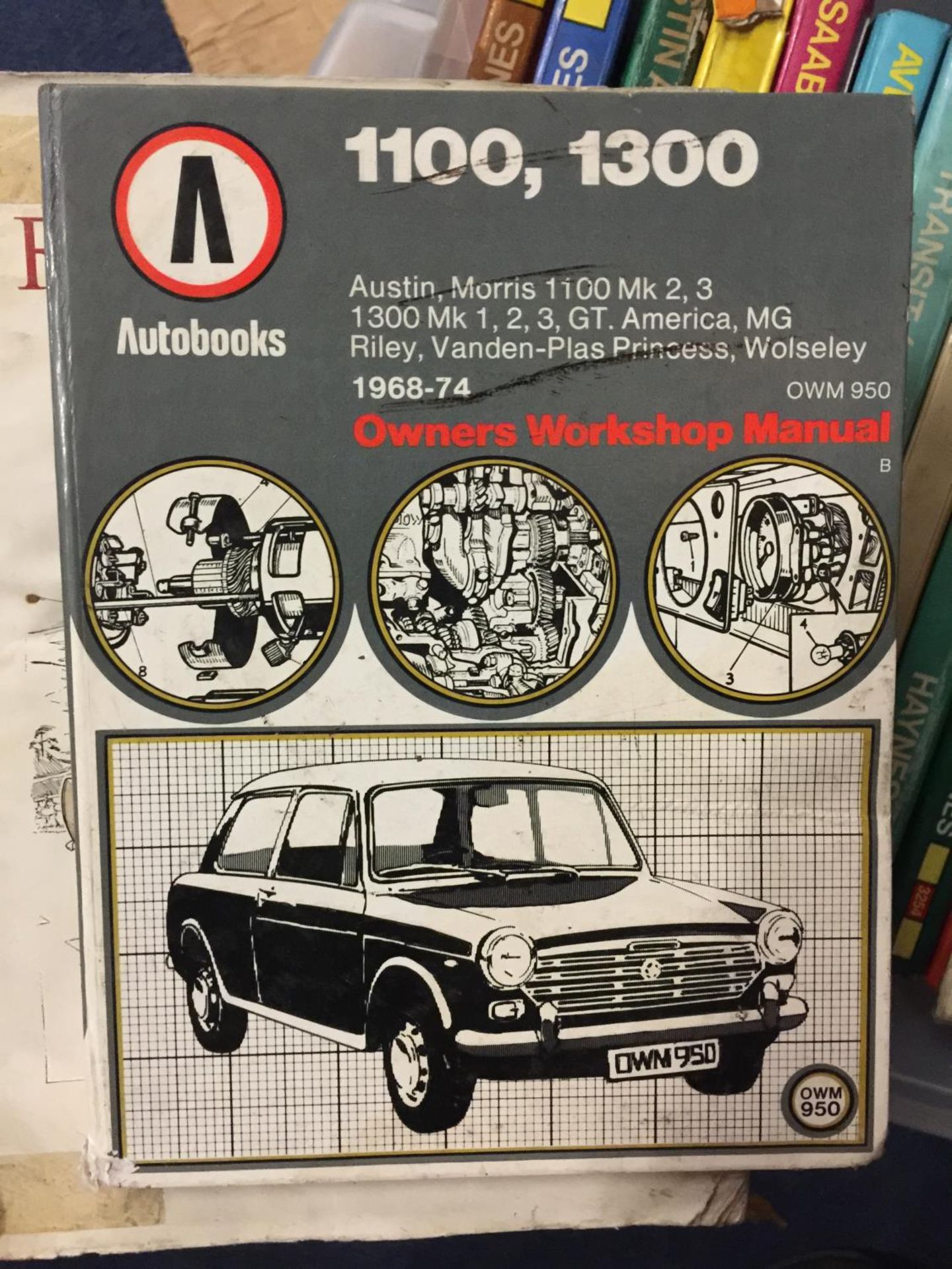 A BOX OF HAYES AND OTHER CAR MANUALS TO INCLUDE, FORD ESCORT '75 TO '80, AUSTIN A35 AND A40, - Image 4 of 6