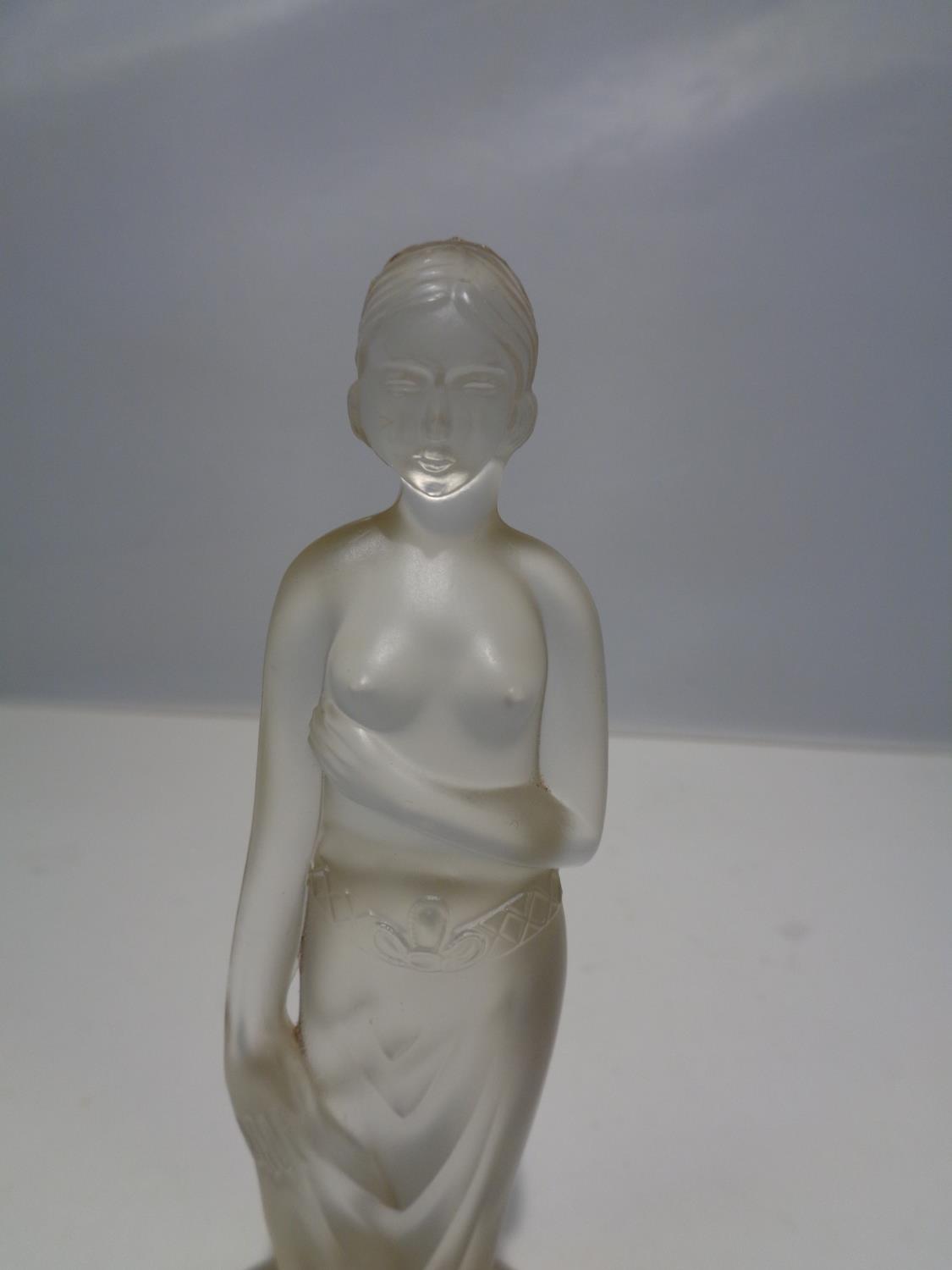 A FROSTED GLASS FIGURE OF A LADY - Bild 2 aus 4