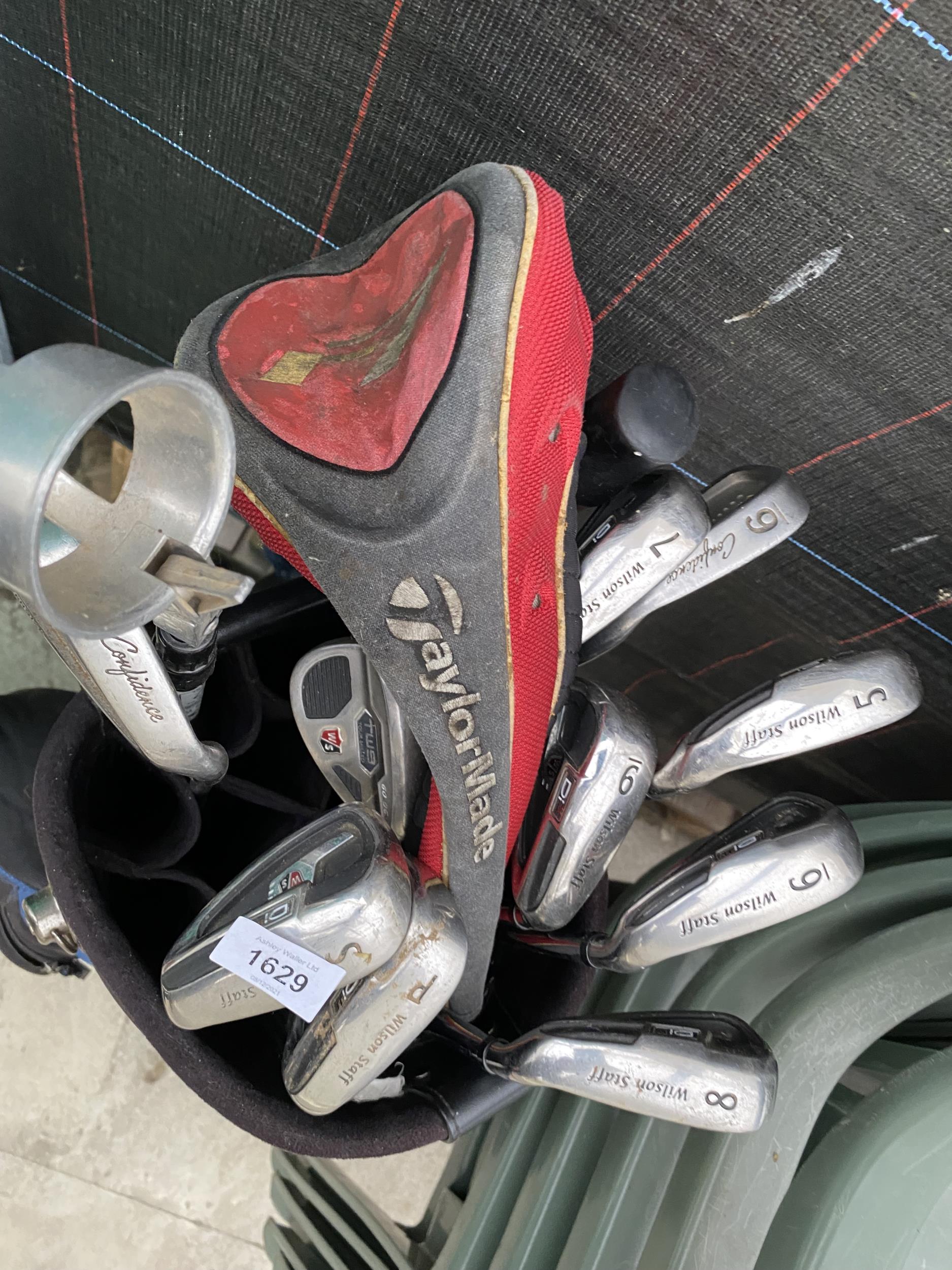 A GOLF BAG AND AN ASSORTMENT OF GOLF CLUBS - Bild 3 aus 3