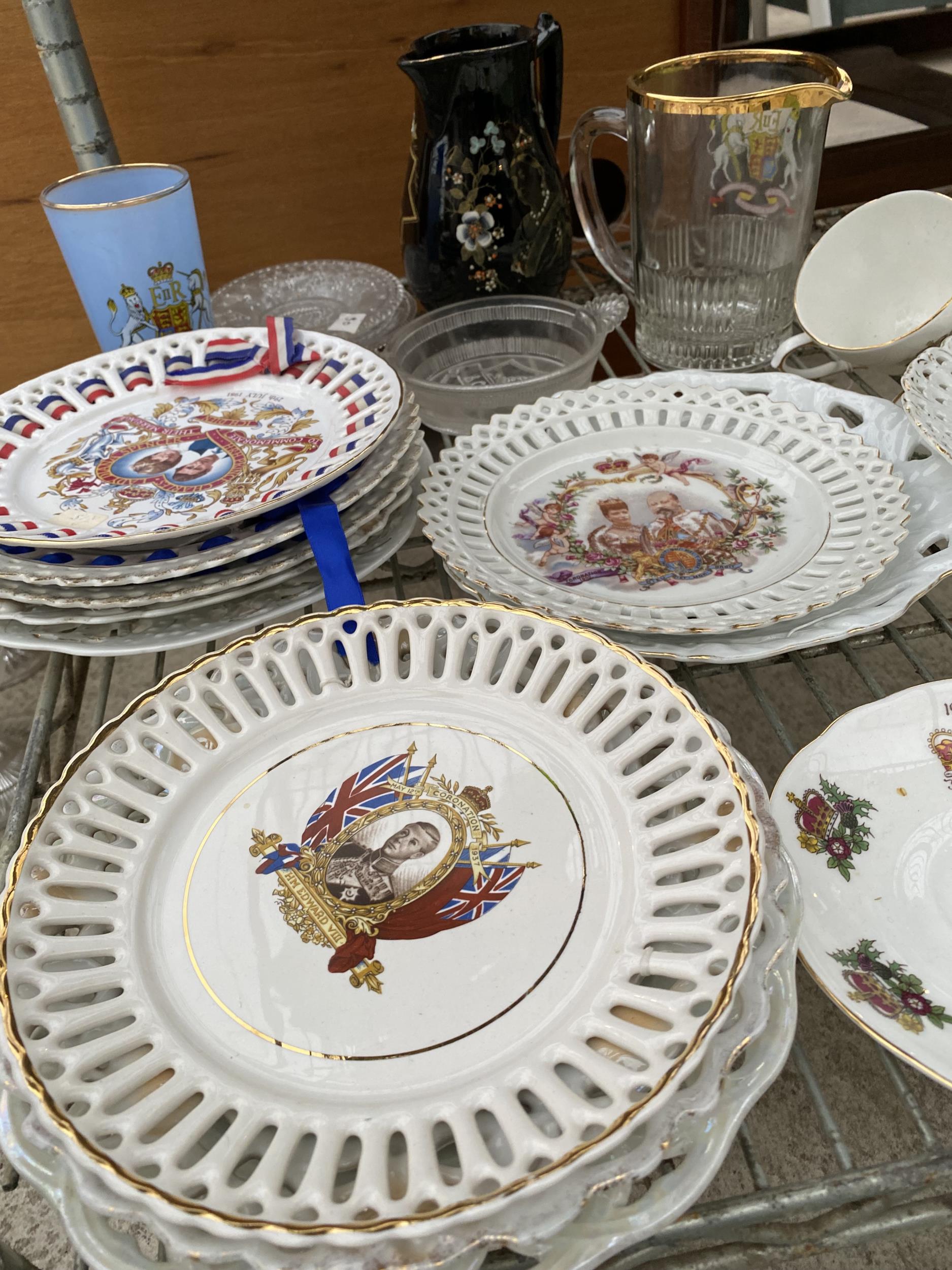 AN ASSORTMENT OF CERMEMORATIVE CERAMIC WARE TO INCLUDE PLATES AND JUGS ETC - Bild 2 aus 2