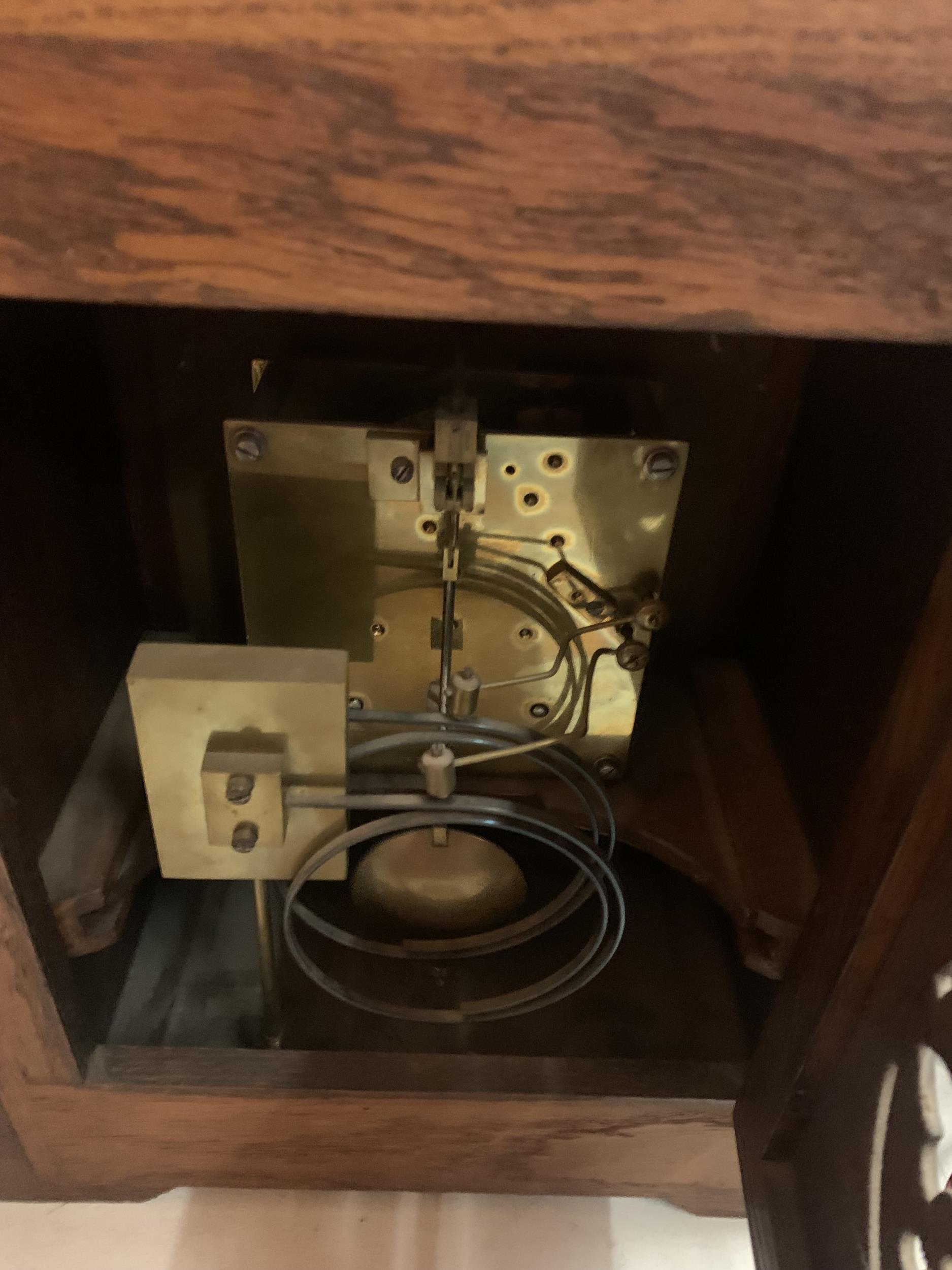 AN OAK CASED CHIMING MANTLE CLOCK WITH DECORATIVE GILT FACE WITH ROMAN NUMERALS COMPLETE WITH BOTH - Image 5 of 5