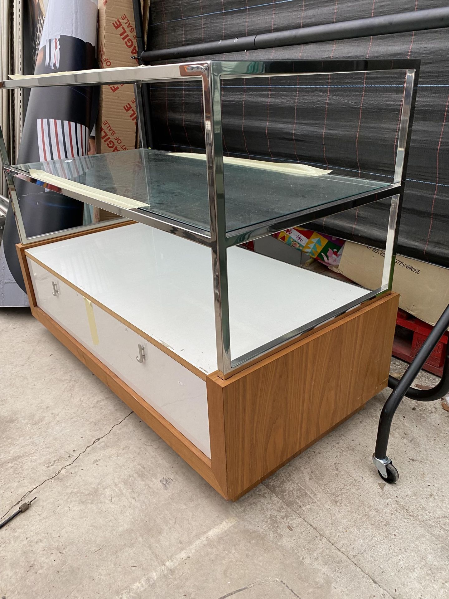 A GLASS SHOP DISPLAY UNIT AND A METAL CLOTHES RAIL - Image 3 of 4