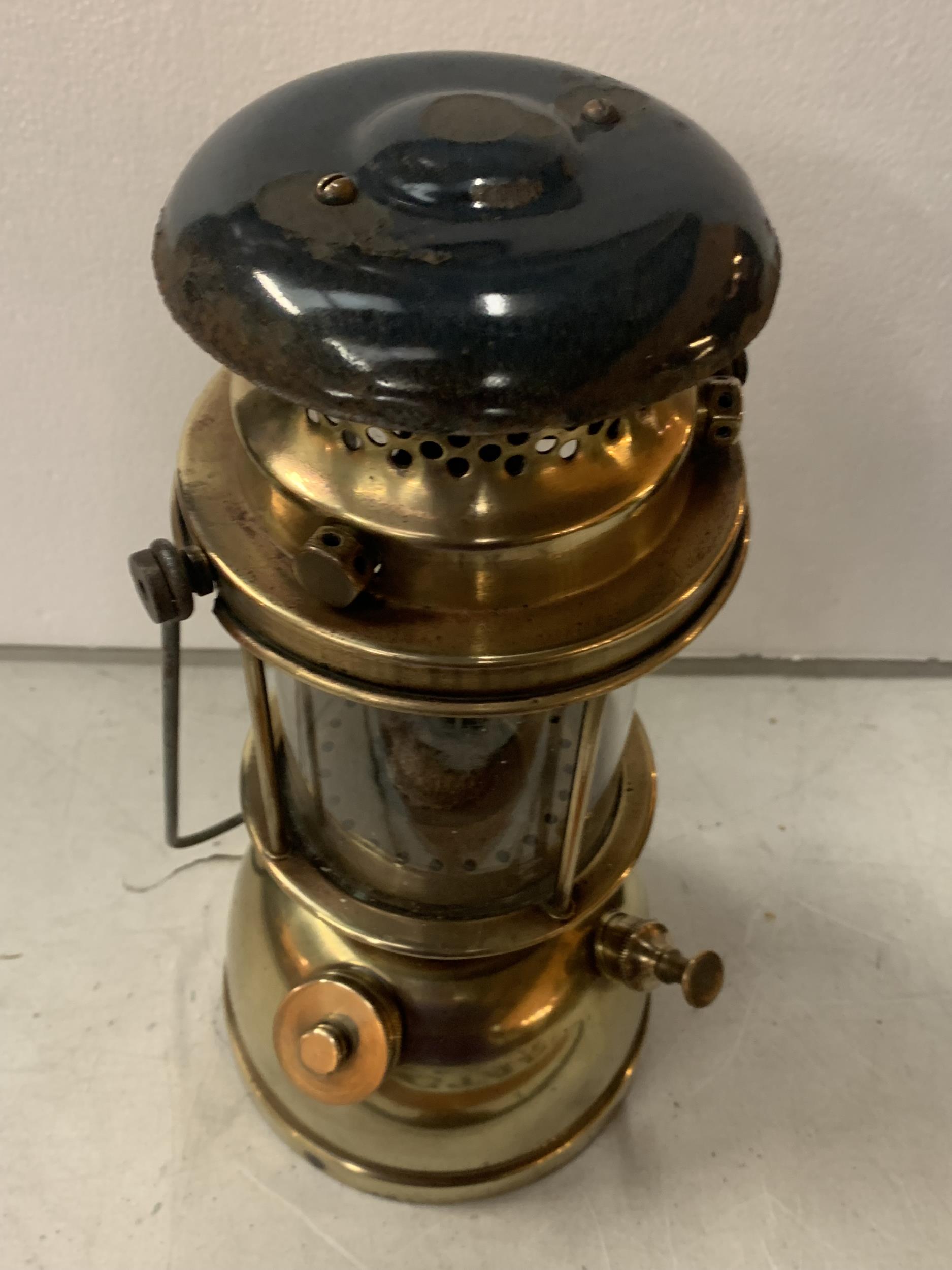 A VINTAGE BIALADDIN MODEL 300X BRASS OIL LAMP 35CM TALL - Image 4 of 4