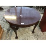 A CIRCULAR MAHOGANY OCCASIONAL TABLE