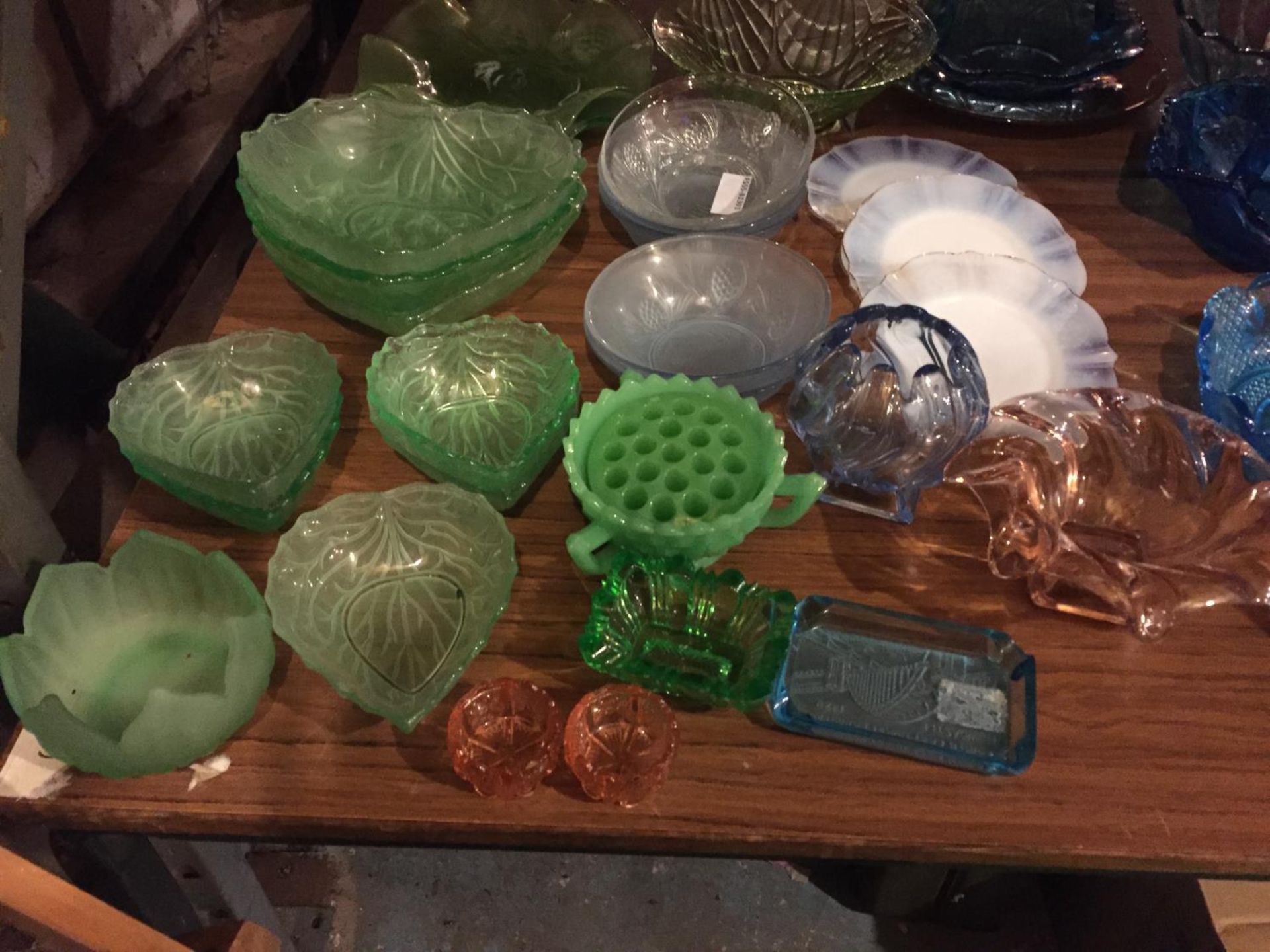 A LARGE AMOUNT OF GLASSWARE TO INCLUDE LEAF SHAPED GREEN BOWLS, BLUE BASKETS, PLATES, ETC - Image 2 of 4