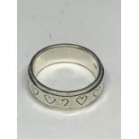 A HEAVY MARKED 925 SILVER RING SIZE Z+1 WITH ENGRAVED HEART DECORATION