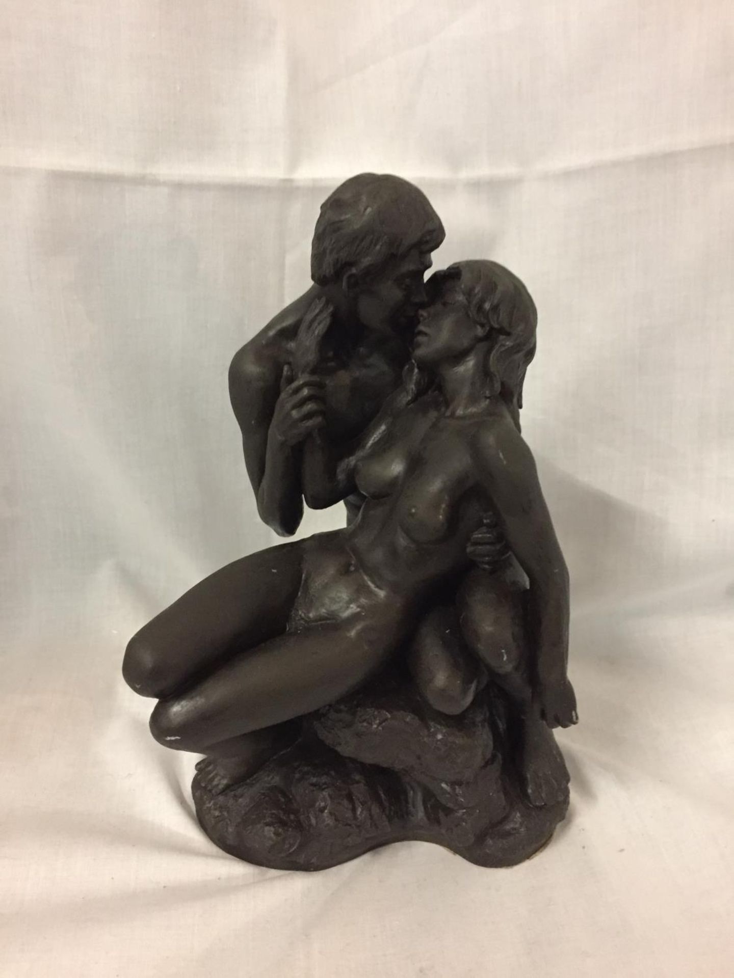 A HEREDITIES SCULPTURE ENTITLED 'LOVERS' HEIGHT 25CM