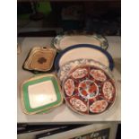 A COLLECTION OF LARGE PLATES AND SERVING DISHES TO INCLUDE WOODWARE, AN ORIENTAL STYLE CHARGER,