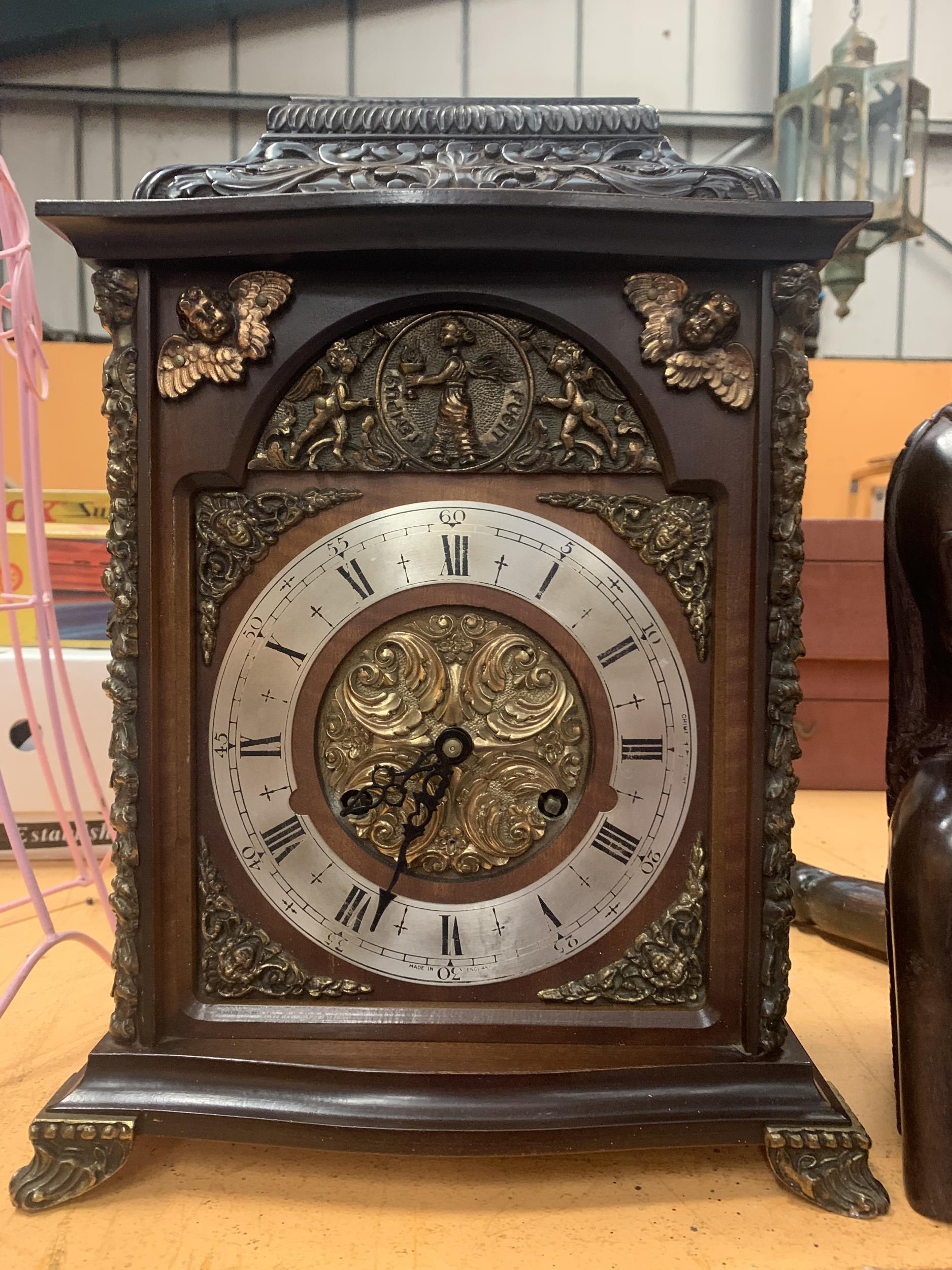 AN ORNATE VICTORIAN MANTLE CLOCK