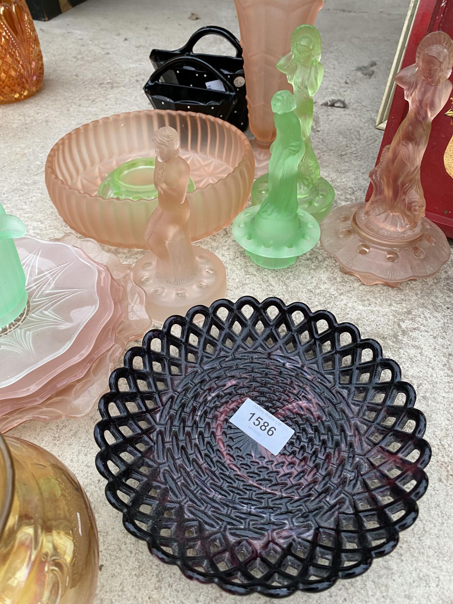 AN ASSORTMENT OF ITEMS TO INCLUDE COLOURED GLASS BOWLS, GLASSES AND PLATES ETC - Image 4 of 4