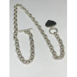 A MARKED 925 SILVER T BAR NECKLACE WITH A HEART CHARM IN A PRESENTATION BOX