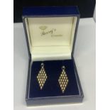A PAIR OF 9 CARAT GATE BRACELET LINK STYLE EARRINGS GROSS WEIGHT 1.4 GRAMS WITH A PRESENTATION BOX