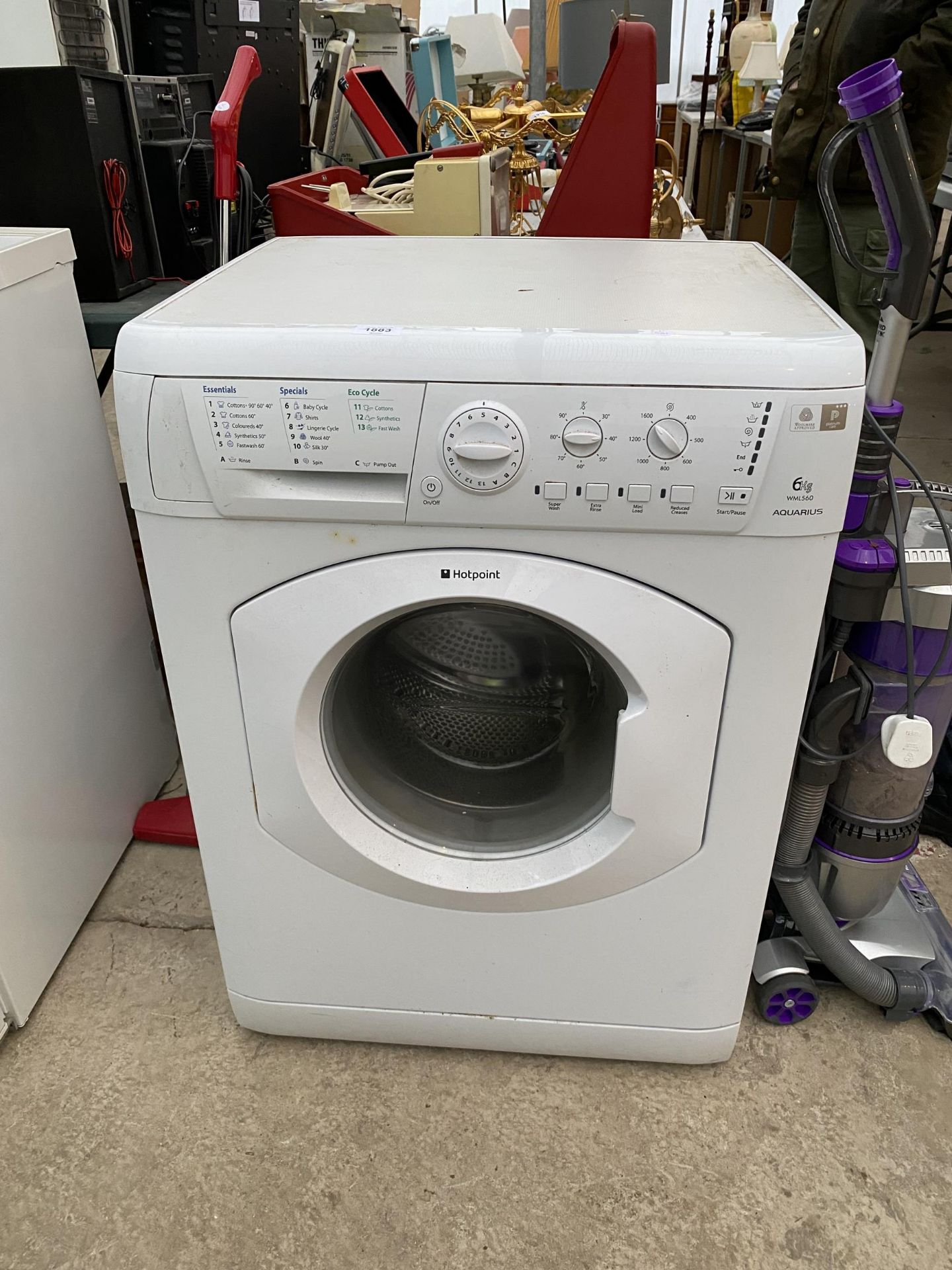 A WHITE HOTPOINT WASHING MACHINE