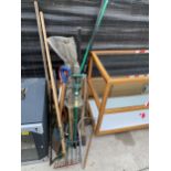 AN ASSORTMENT OF GARDEN TOOLS TO INCLUDE FORKS, SPADES AND RAKES ETC