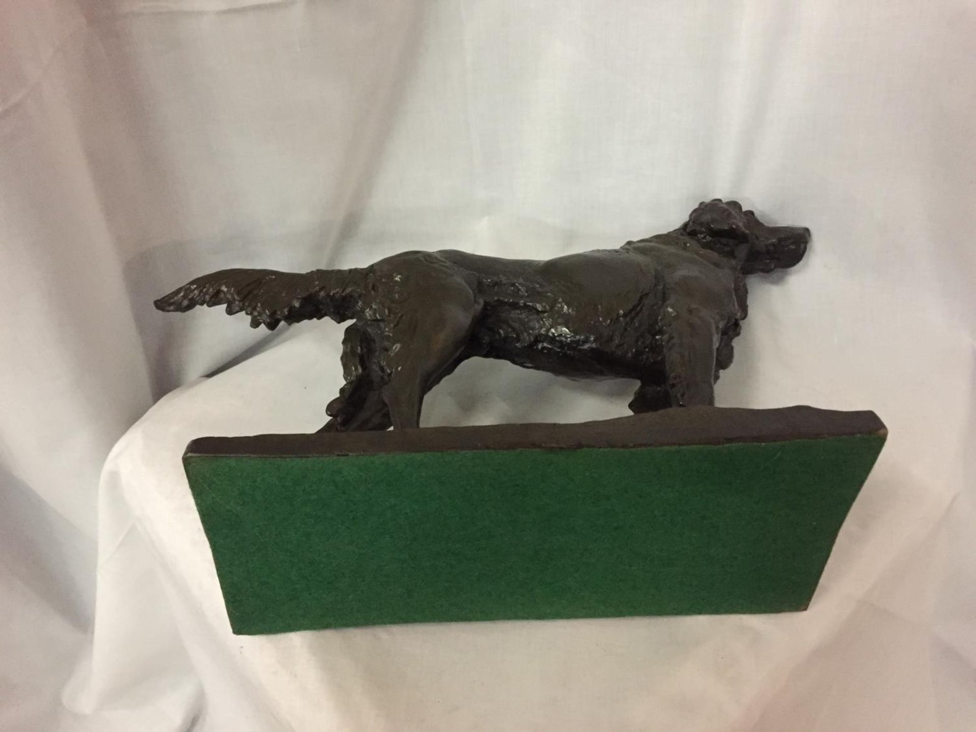 A BRONZE STYLE SCULPTURE OF A RETREIVER DOG. LENGTH 51CM, HEIGHT 35CM - Image 4 of 6