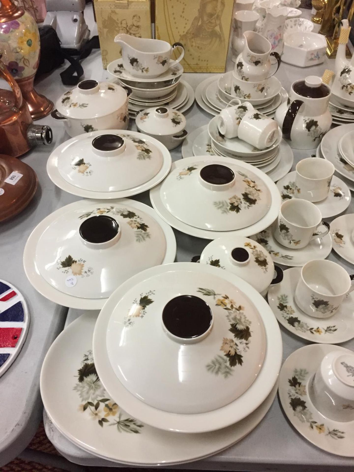 A LARGE QUANTITY OF ROYAL DOULTON 'WESTWOOD' DINNER WARE TO INCLUDE, TUREENS, TEA AND COFFEE POT, - Image 3 of 5