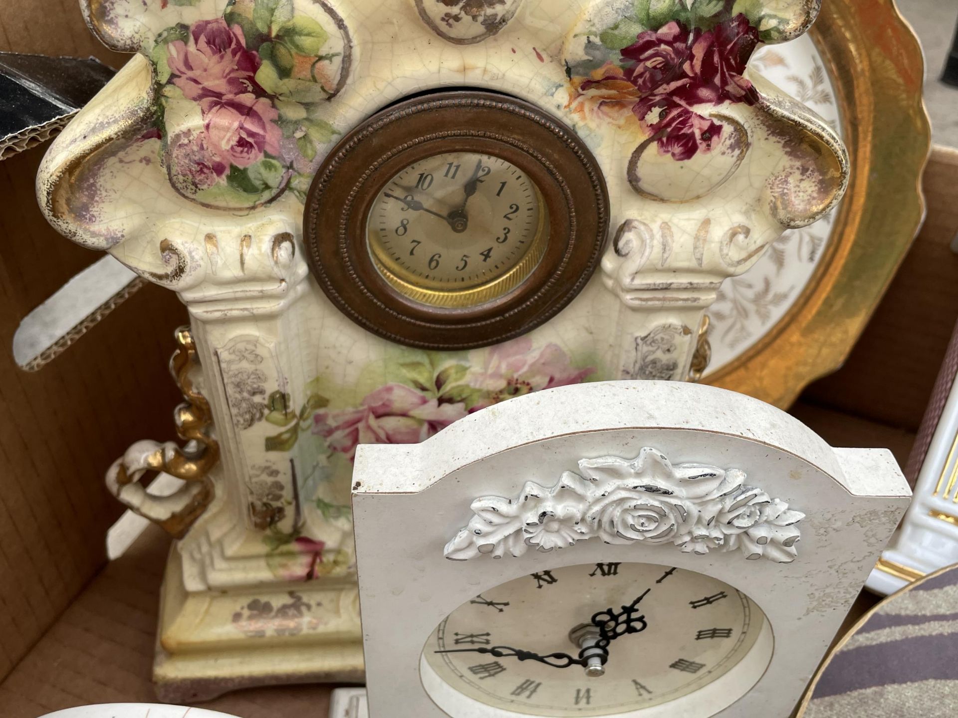 AN ASSORTMENT OF CERAMIC CLOCKS AND PLATES ETC - Image 4 of 4