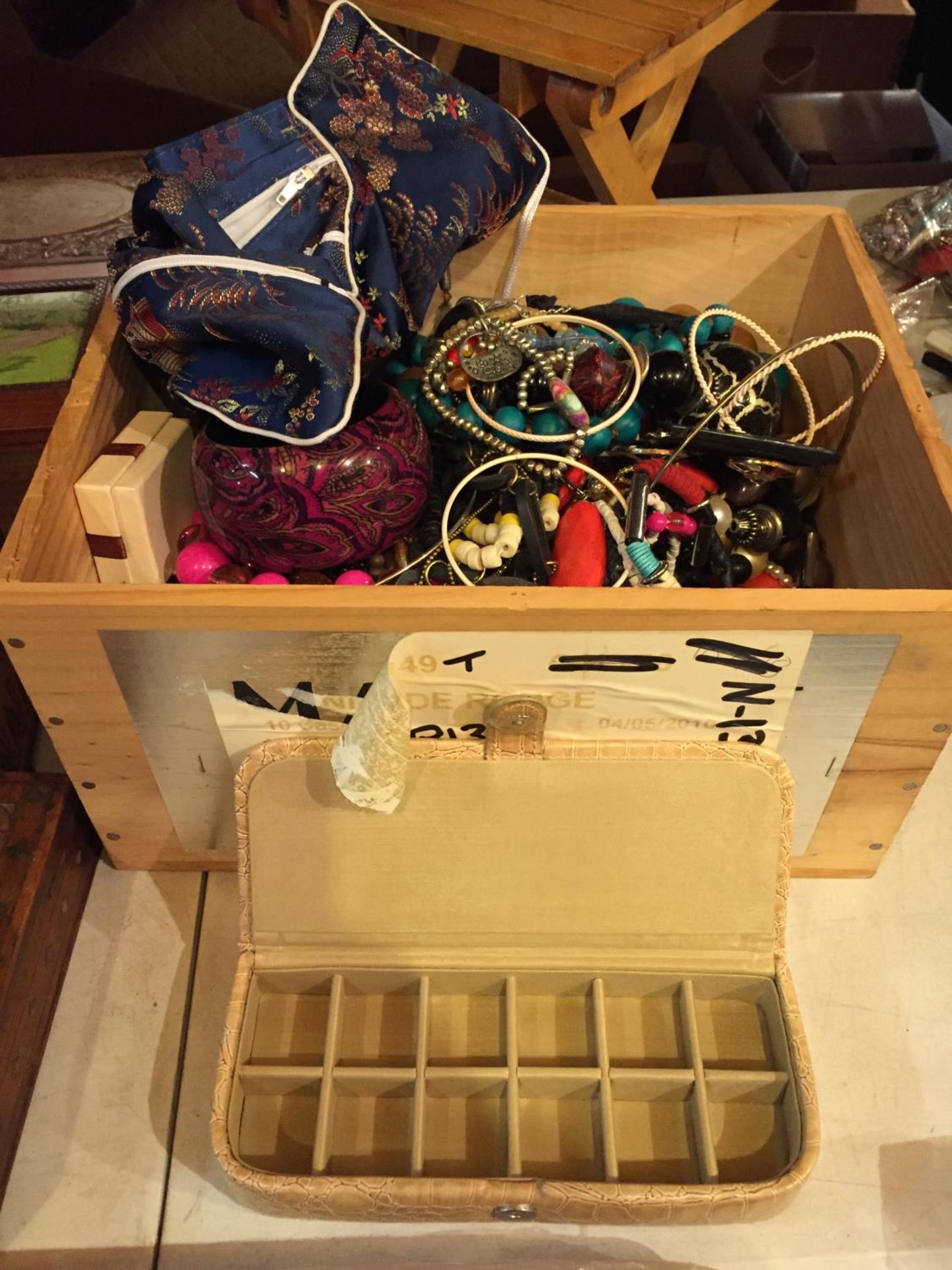 A QUANTITY OF COSTUME JEWELLERY TO INCLUDE BANGLES AND BEADED NECKLACES IN A WOODEN BOX WITH A SMALL - Image 3 of 3