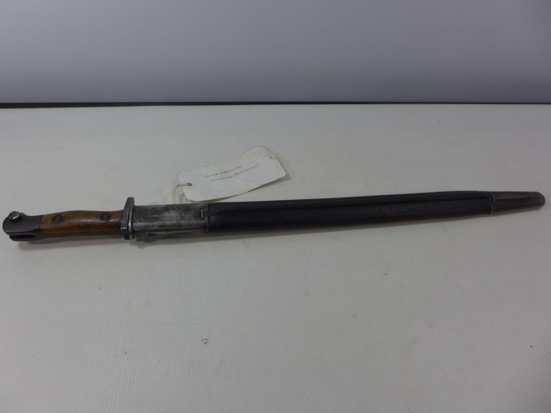 A RARE AUSTRALIAN LITHGOW P'07 BAYONET, 42CM BLADE, STEEL AND LEATHER SCABBARD - Image 4 of 5