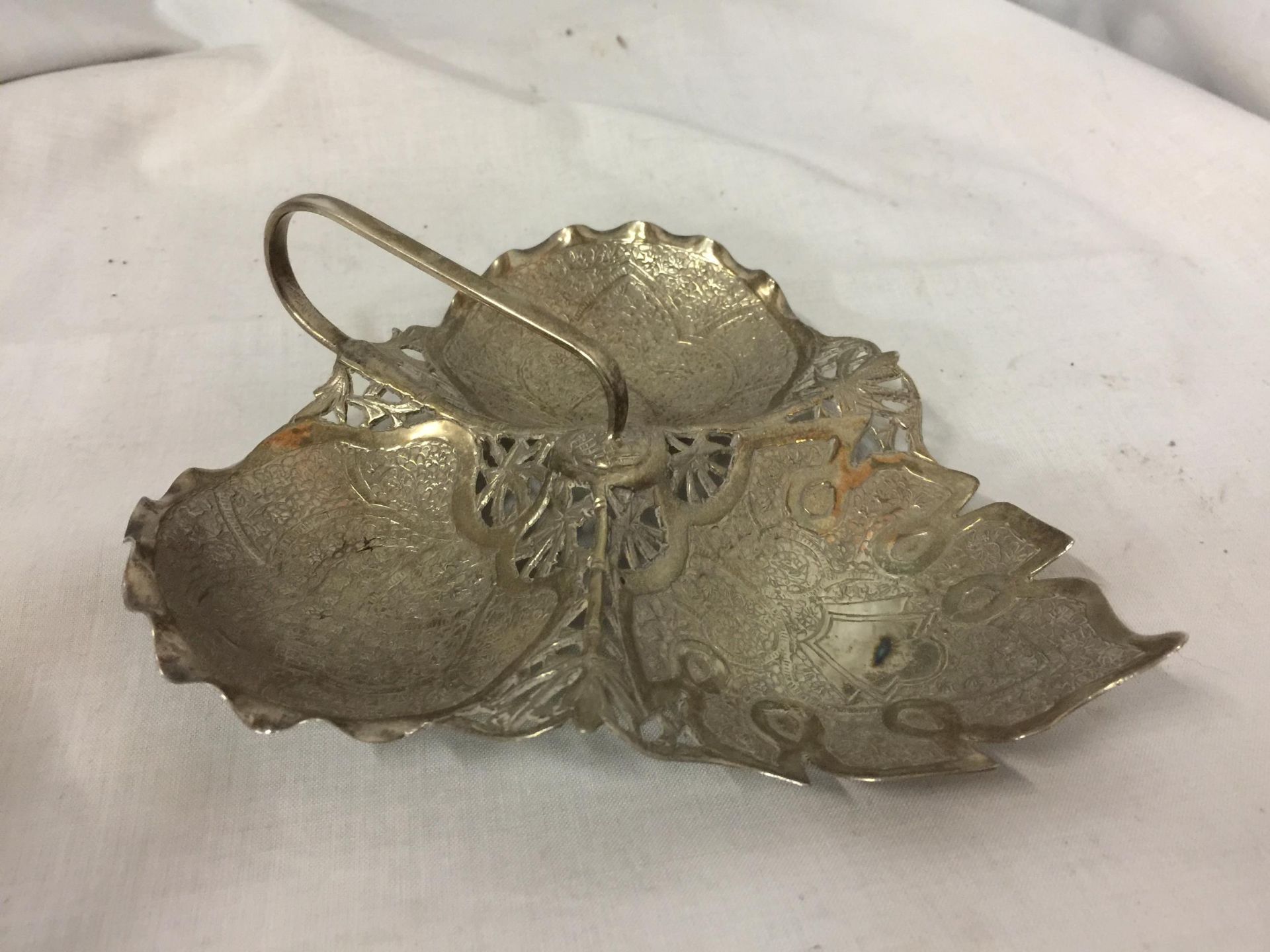 A DECORATIVE MARKED SILVER THREE SECTION DISH WITH HANDLE GROSS WEIGHT 99 GRAMS - Image 2 of 3