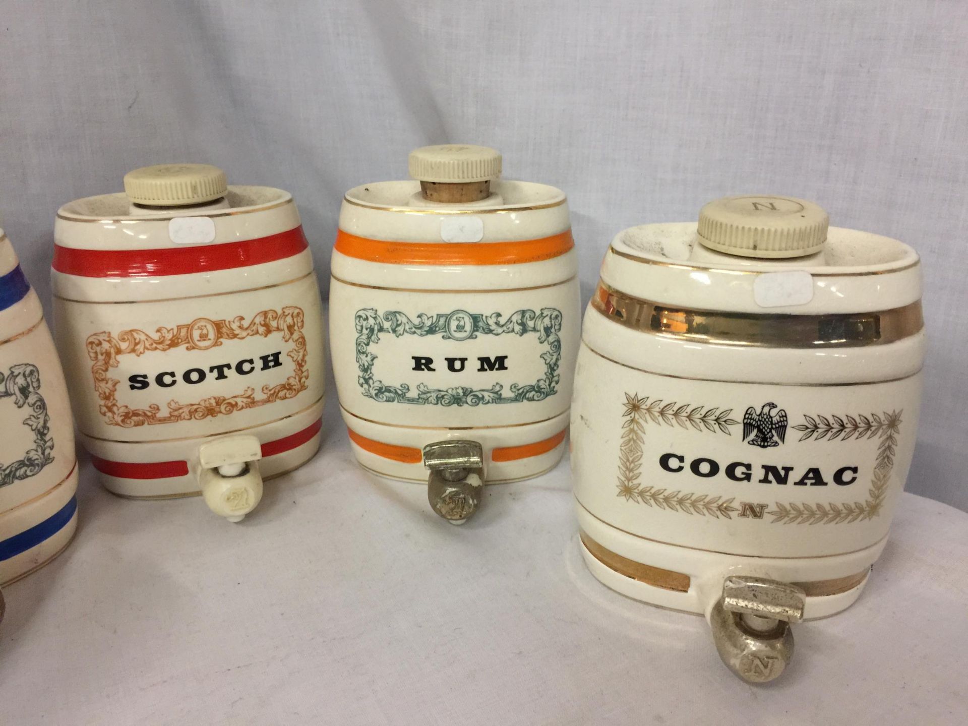 FIVE WADE CERAMIC BARRELS TO INCLUDE GIN, RUM, SCOTCH AND COGNAC 12CM HIGH - Image 3 of 6