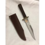 A LARGE BOWIE KNIFE, 24CM BLADE, LEATHER SCABBARD