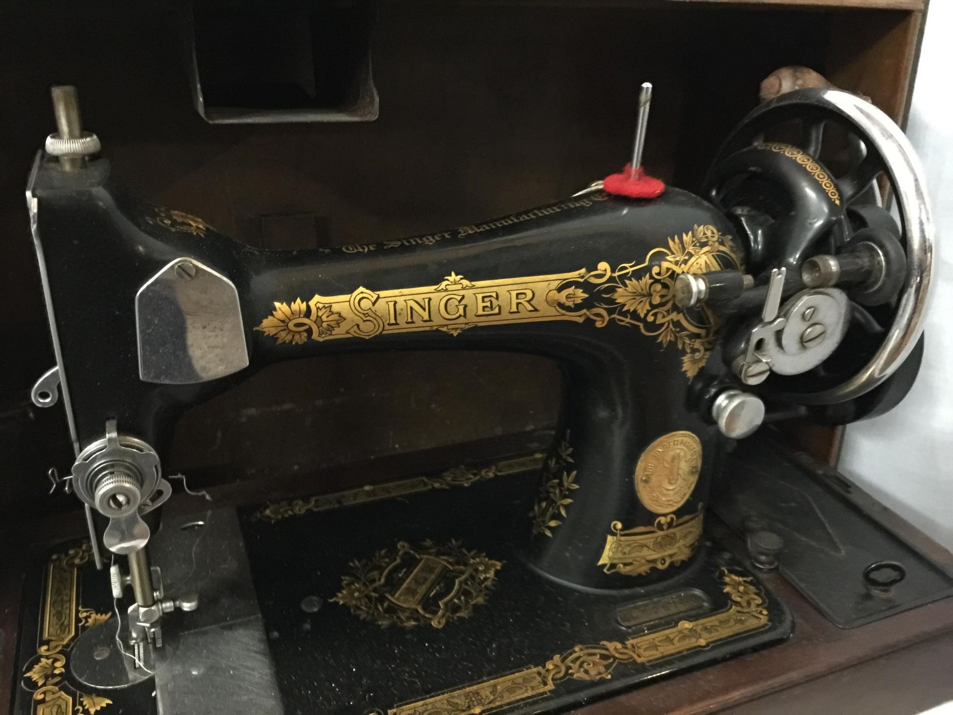 A BOXED VINTAGE SINGER SEWING MACHINE, SERIAL NUMBER EC625798 (WITH FRONT COVER) - Image 3 of 4