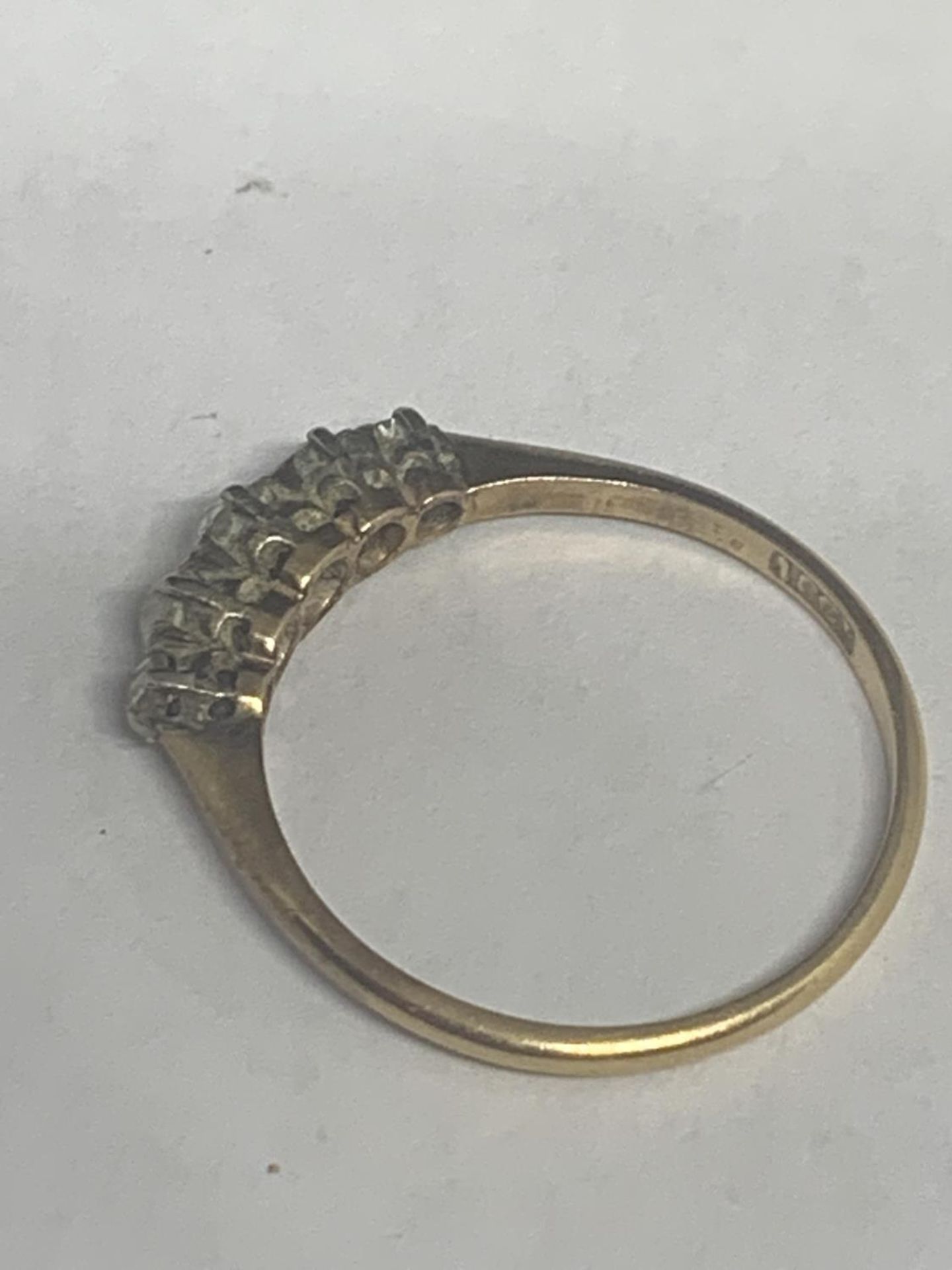 A MARKED 18 CT GOLD RING WITH FIVE GRADUATED IN LINE DIAMONDS SIZE P/Q GROSS WEIGHT 1.9 GRAMS - Image 3 of 3