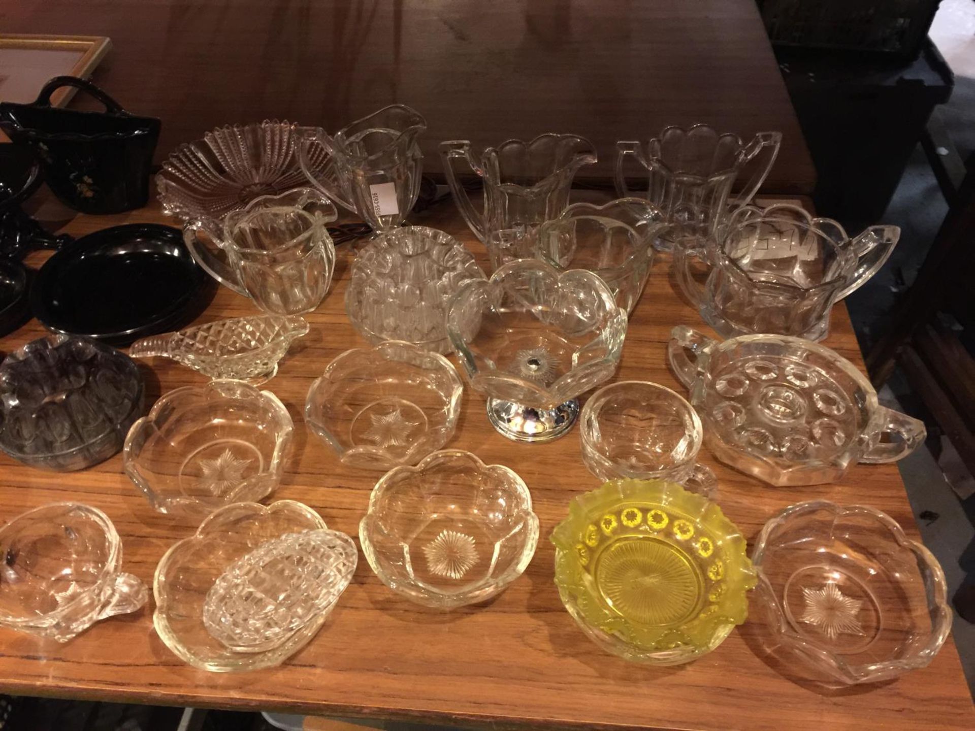 A QUANTITY OF CLEAR AND BLACK FLORAL GLASSWARE TO INCLUDE JUGS, BOWLS, DISHES, ETC - Image 3 of 4