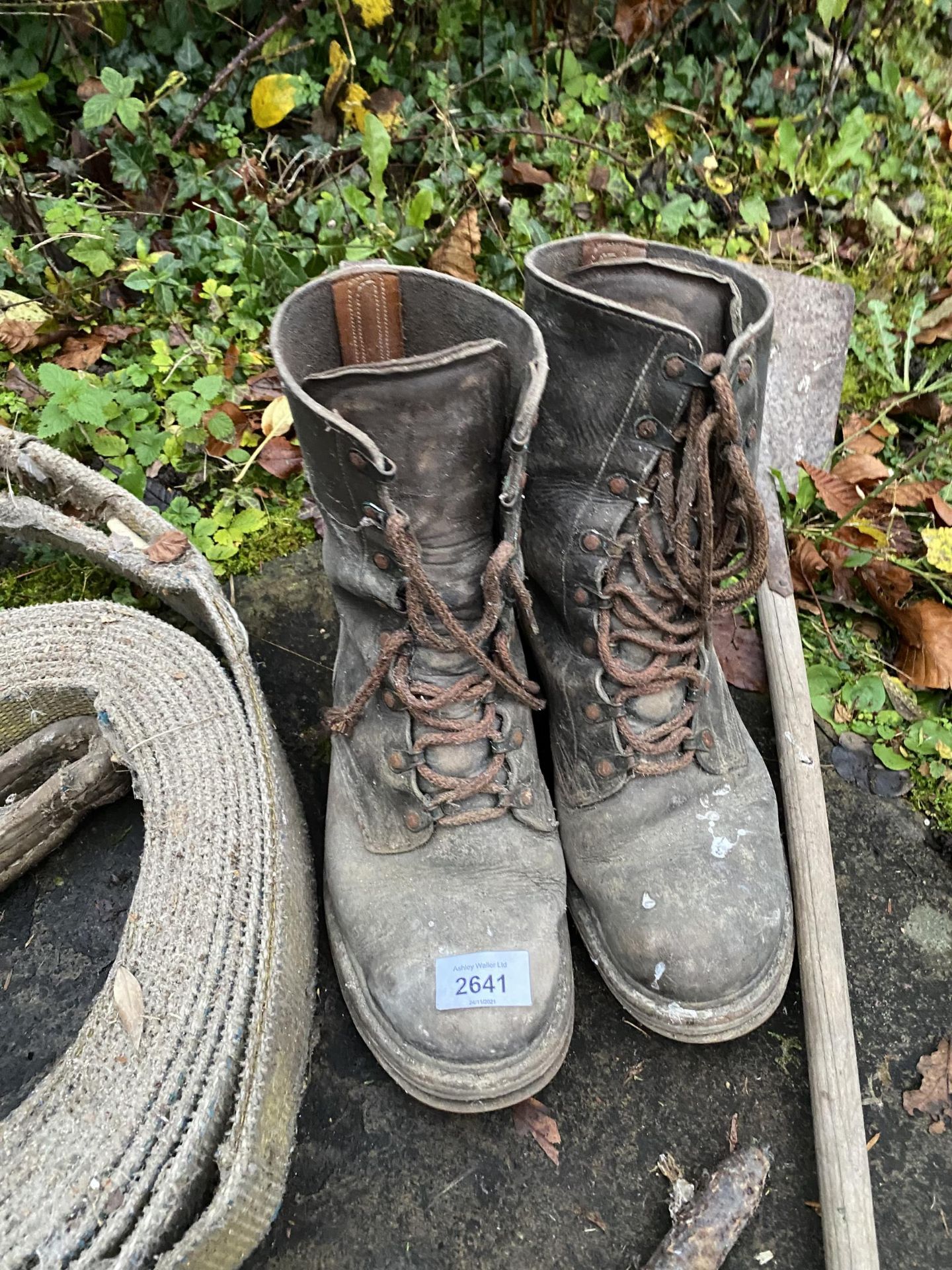 AN ASSORTMENT OF ITEMS TO INCLUDE WORK BOOTS, TOW ROPE AND SMALL FIRE SHOVEL ETC - Image 3 of 4