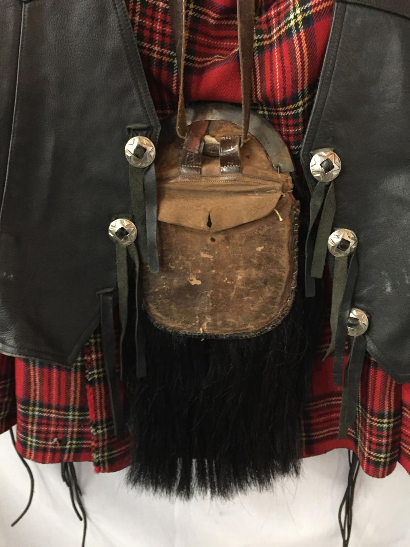 A MAN'S SCOTTISH TARTAN KILT, LEATHER WAISTCOAT AND SPORRAN - Image 2 of 4