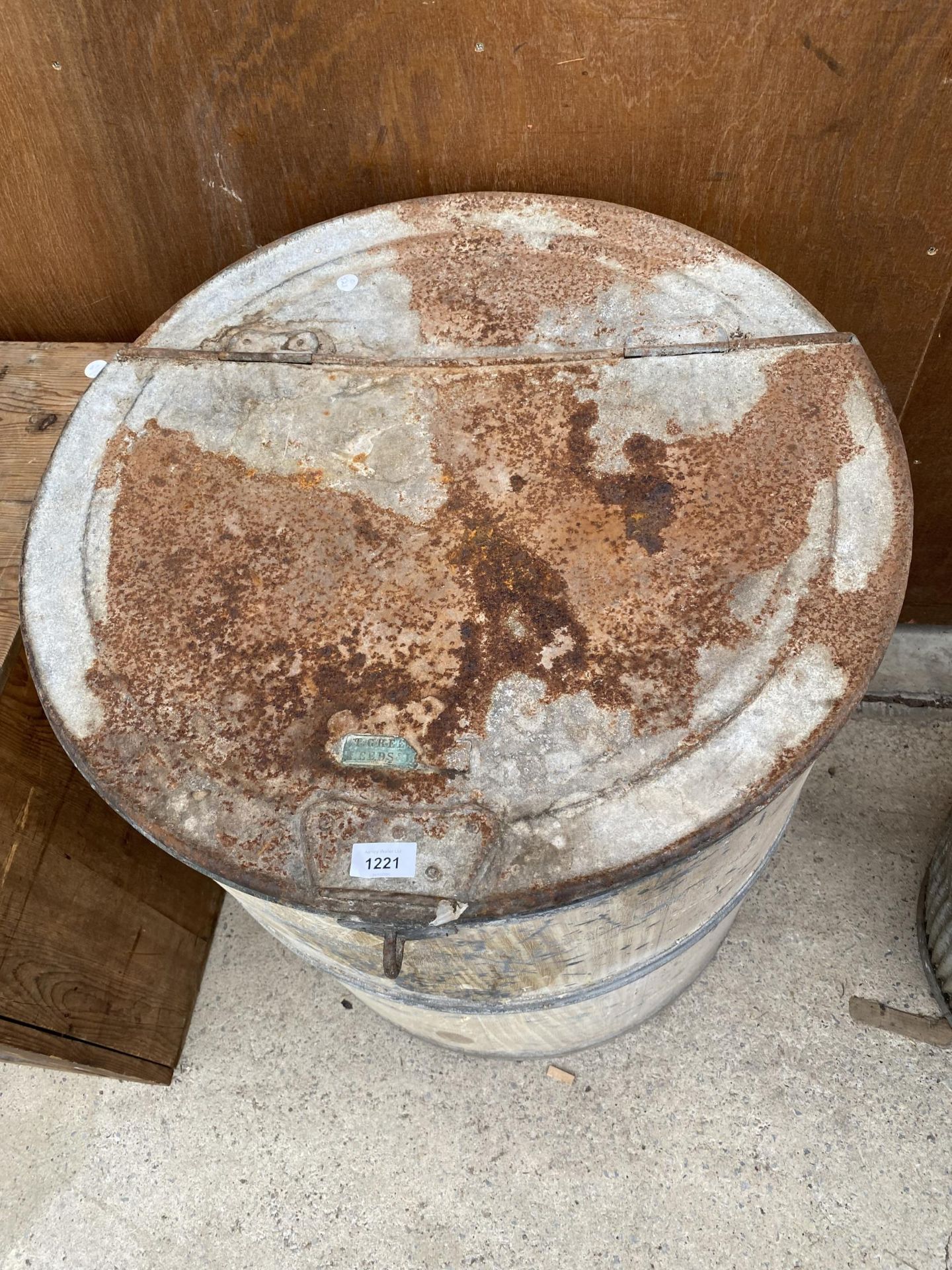 A LARGE VINTAGE GALVANISED STORAGE DRUM WITH HINGED LID - Image 2 of 3