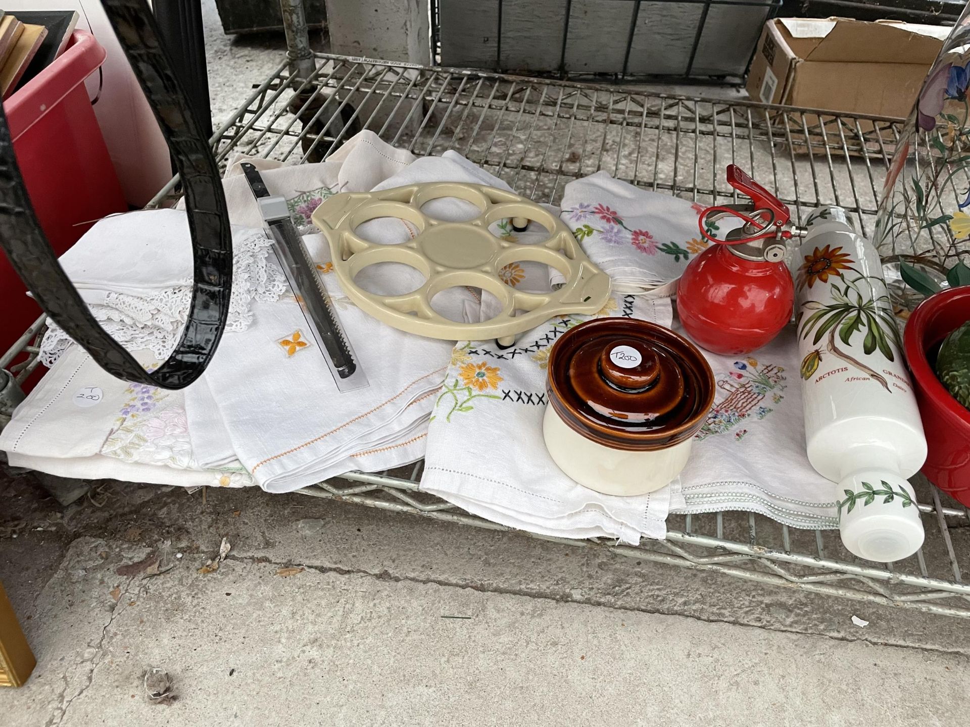 AN ASSORTMENT OF ITEMS TO INCLUDE CERAMIC KITCHEN ITEMS, COFFEE POTS AND MATERIAL ETC - Image 3 of 3