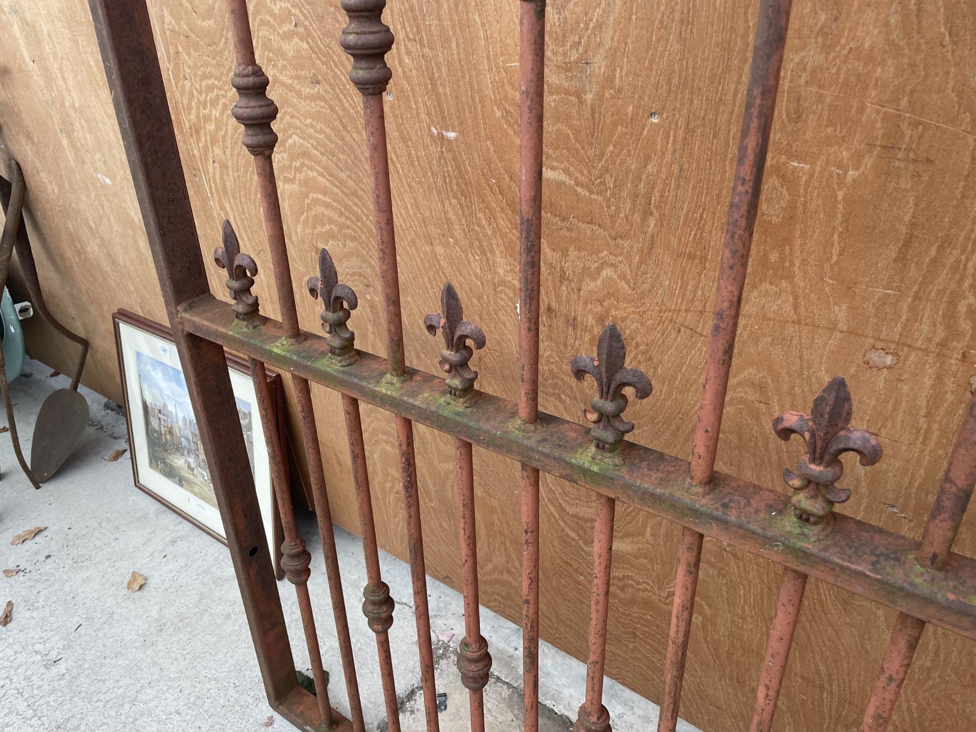 A PAIR OF IMPRESSIVE AND DECORATIVE WROUGHT IRON GARDEN GATES WITH CURVED TOPO AND TURNED DECORATION - Image 4 of 4